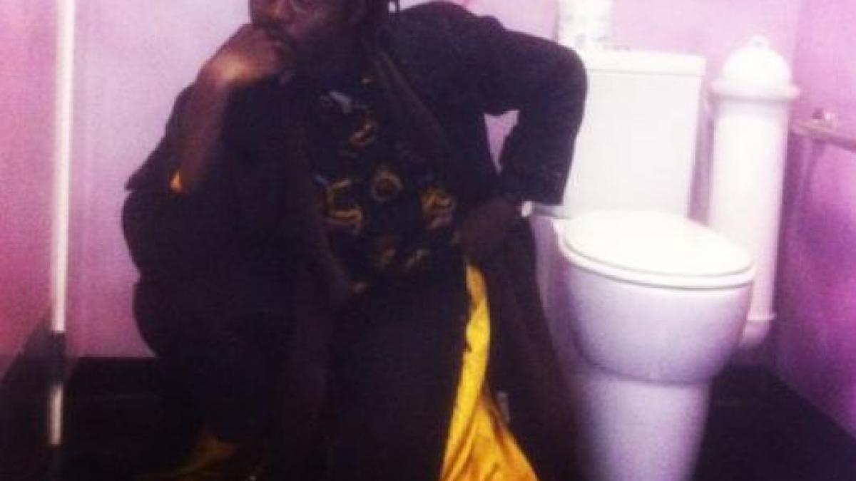 de ce toti barbatii stateau la coada la aceasta toaleta faceau poze ca la muzeu