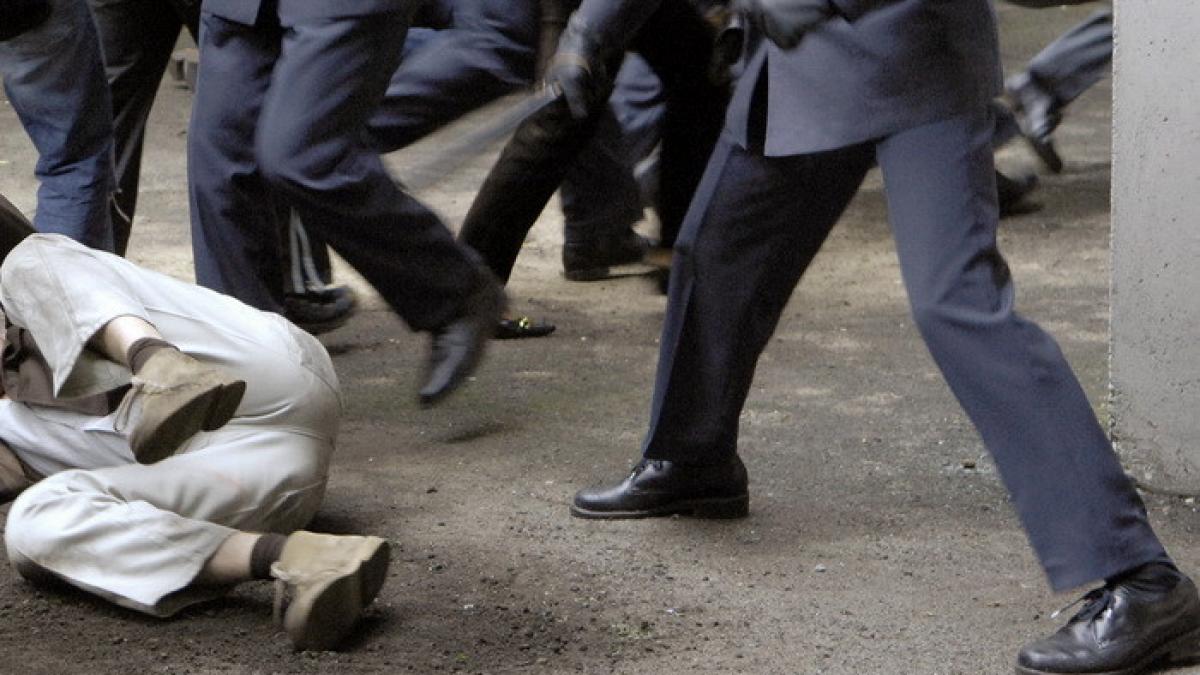 din protectorii oamenilor calai mai multi politisti din botosani acuzati ca au bagat in coma un