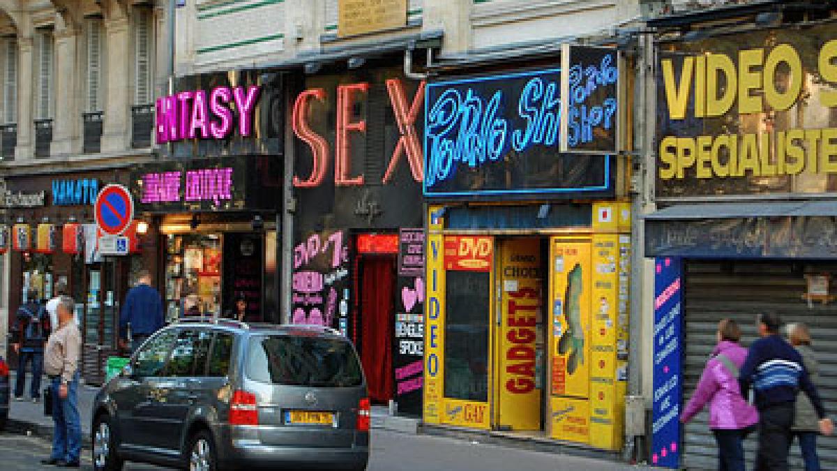 tara e n prapastie dar grecii sunt suparati ca salonul erotic deschis la atena nu mai merge din