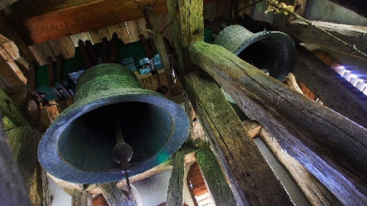 Un bărbat a fost lovit în cap de limba clopotului bisericii. Omul încerca să alunge ploaia