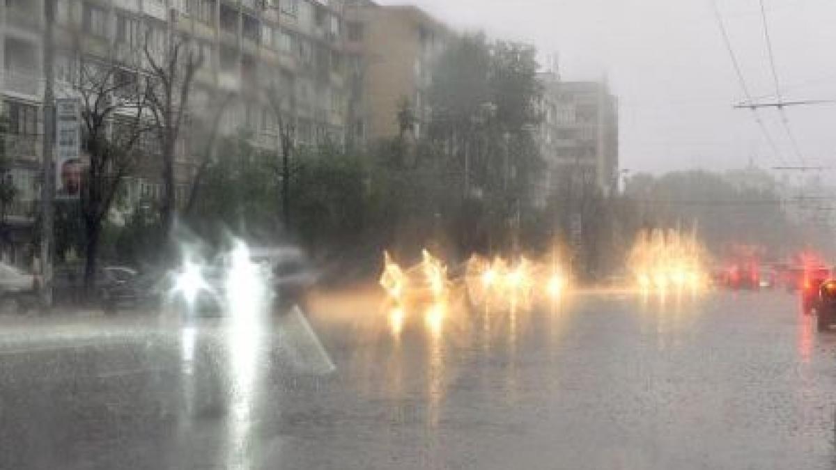 avertizarea de ploi a fost prelungita o portiune din dn 85 inundata vezi cum va fi vremea in