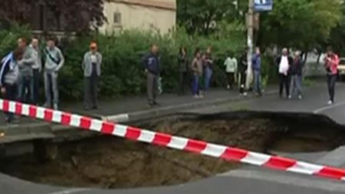 o groapa uriasa s a format in mijlocul strazii soferii la un pas de tragedie