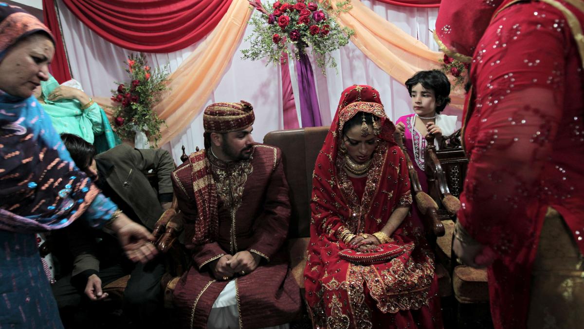 obiceiuri tribale care ucid condamnati la moarte pentru ca au dansat impreuna la o nunta