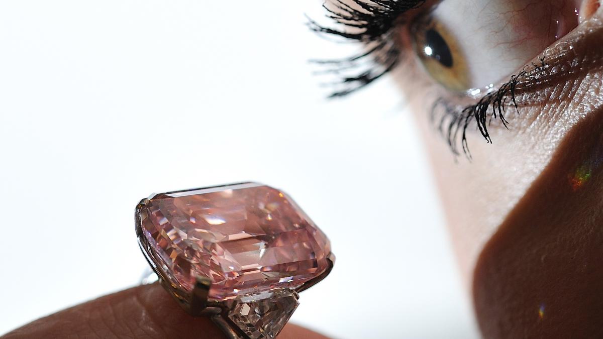 un diamant roz foarte rar evaluat la 8 12 milioane de dolari va fi scos la licitatie