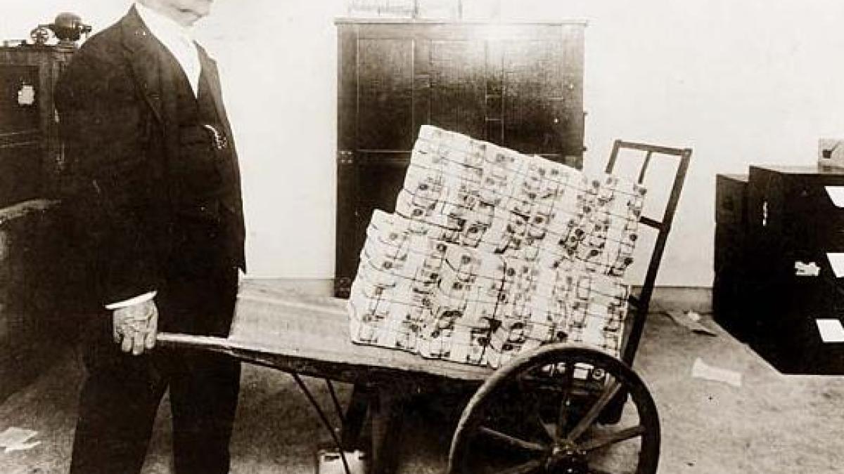 mergeau cu roaba plina de bani sa isi cumpere o sticla de bere hiperinflatia un fenomen care a