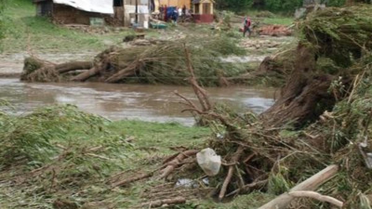 salvat din mijlocul viiturii cu elicopterul situatia este dramatica in mai multe zone ale tarii