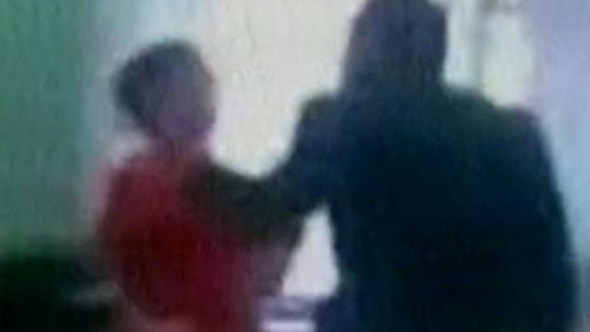 cand profesorii nu si pot stapani furia cadru didactic filmat in timp ce a strans de gat un elev si