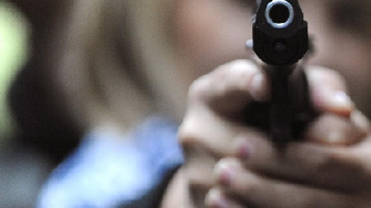 familia barbatului impuscat de politisti a fost la un pas de a i linsa pe oamenii legii