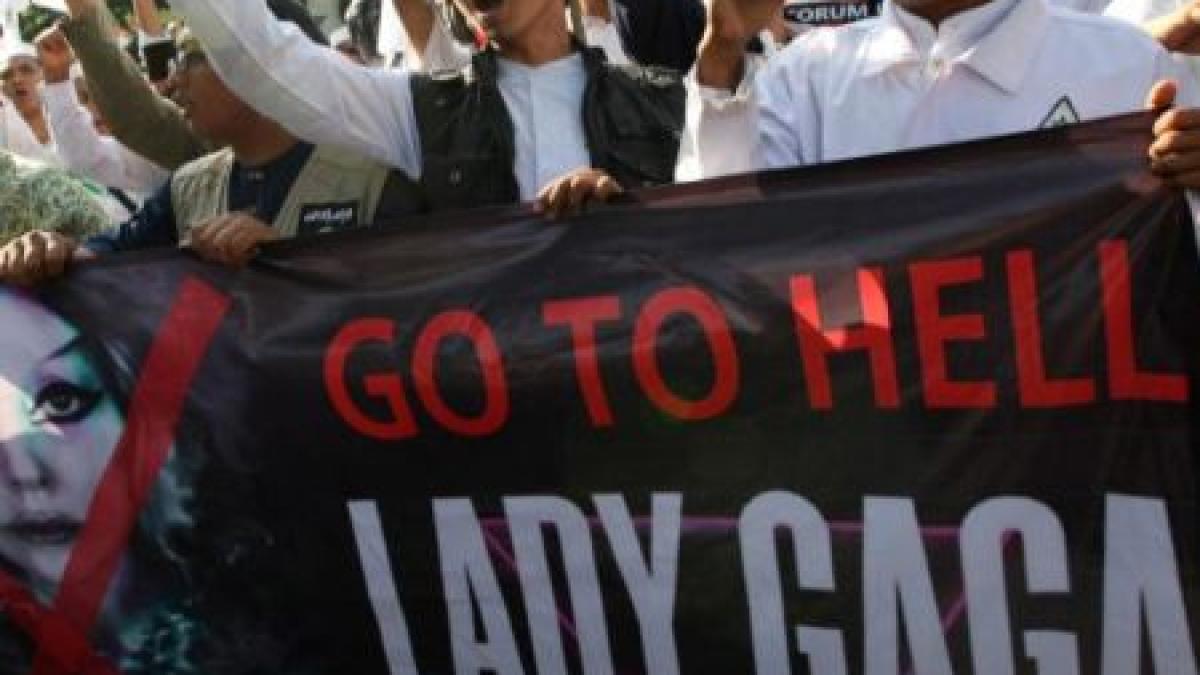 lumea muzicii zguduita de un scandal intre dive lady gaga o copiaza pe madonna