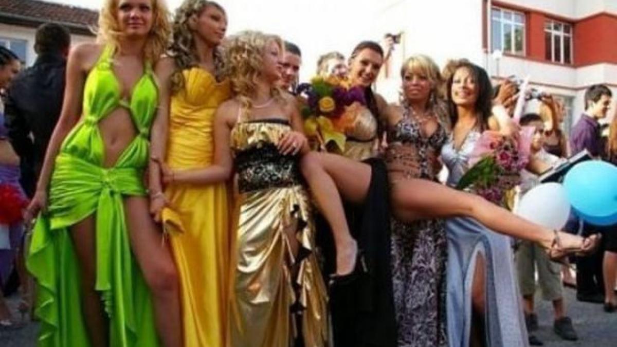 asa ceva mai rar elevii bulgari de clasa a xii lea la balul de absolvire imbracati ca la zoo