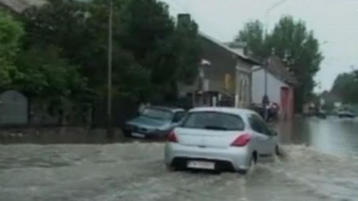 s au rupt norii deasupra judetului valcea trafic rutier blocat si zeci de gospodarii inundate in