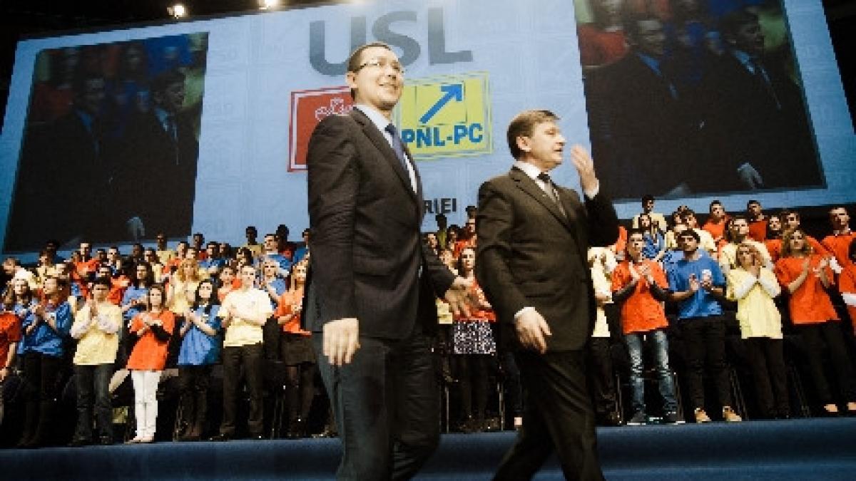 liderii usl primiti la targoviste de membrii pdl cu pancarte pe care scria interzis usl