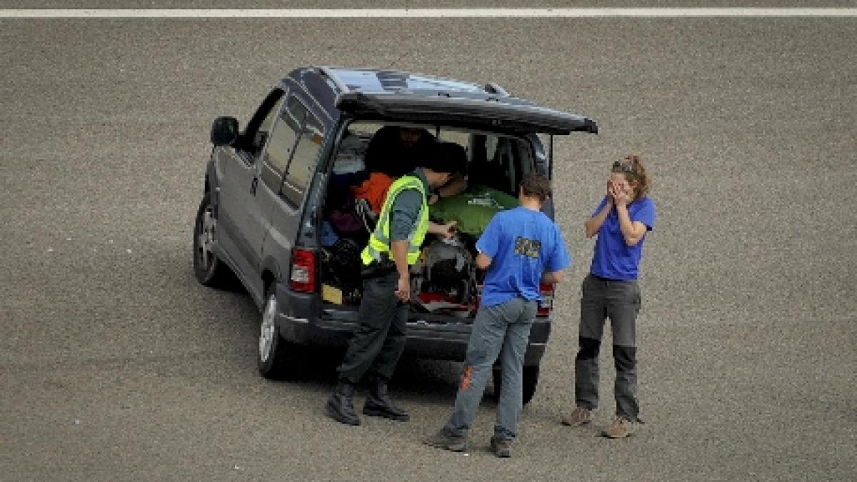 oficialii ue ar putea restabili controalele la frontiere la cererea frantei si germaniei