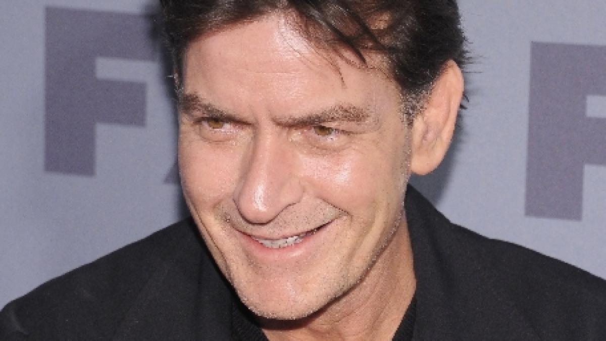 charlie sheen nu se dezice actorul a revenit la vechile obiceiuri si vicii