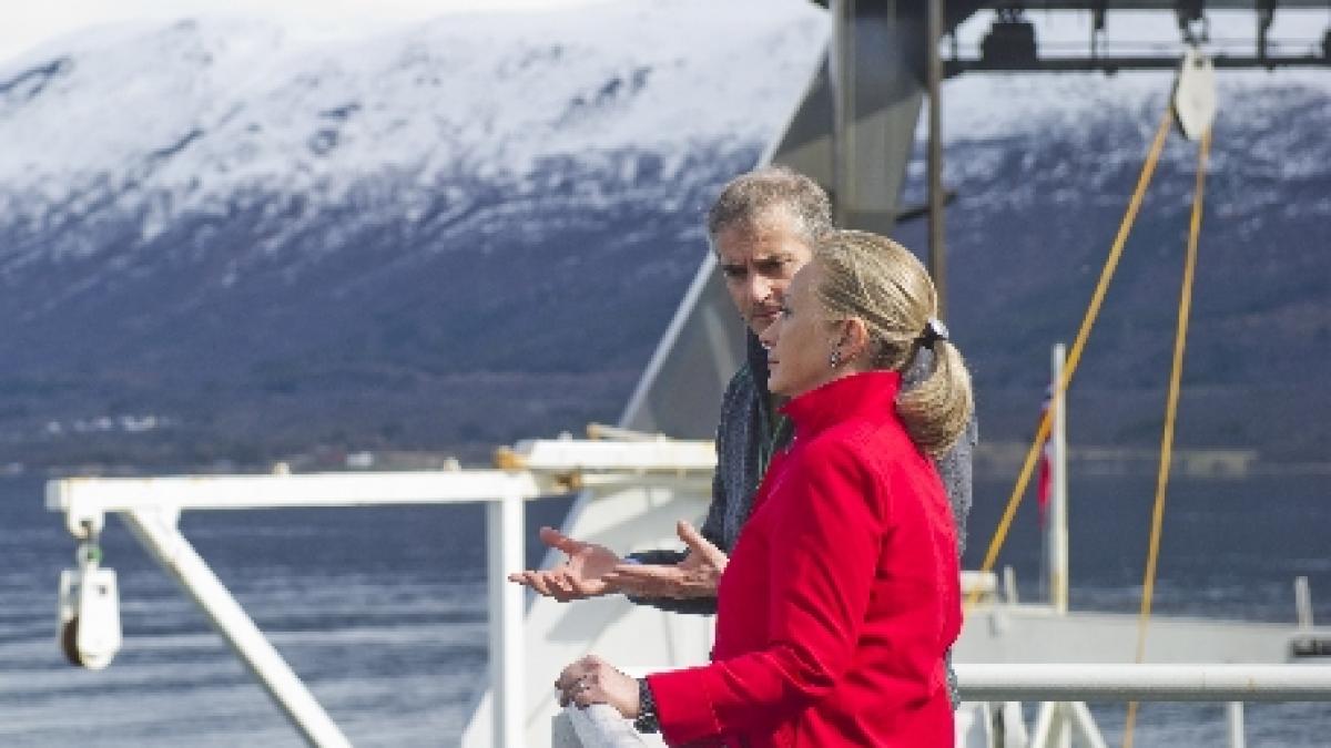 hillary clinton s a deplasat in arctica pentru a examina efectele incalzirii globale