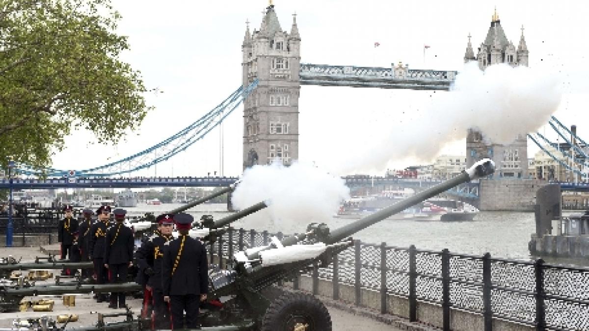 marea britanie peste 1 000 de ambarcatiuni s au adunat pe tamisa pentru parada dedicata jubileului