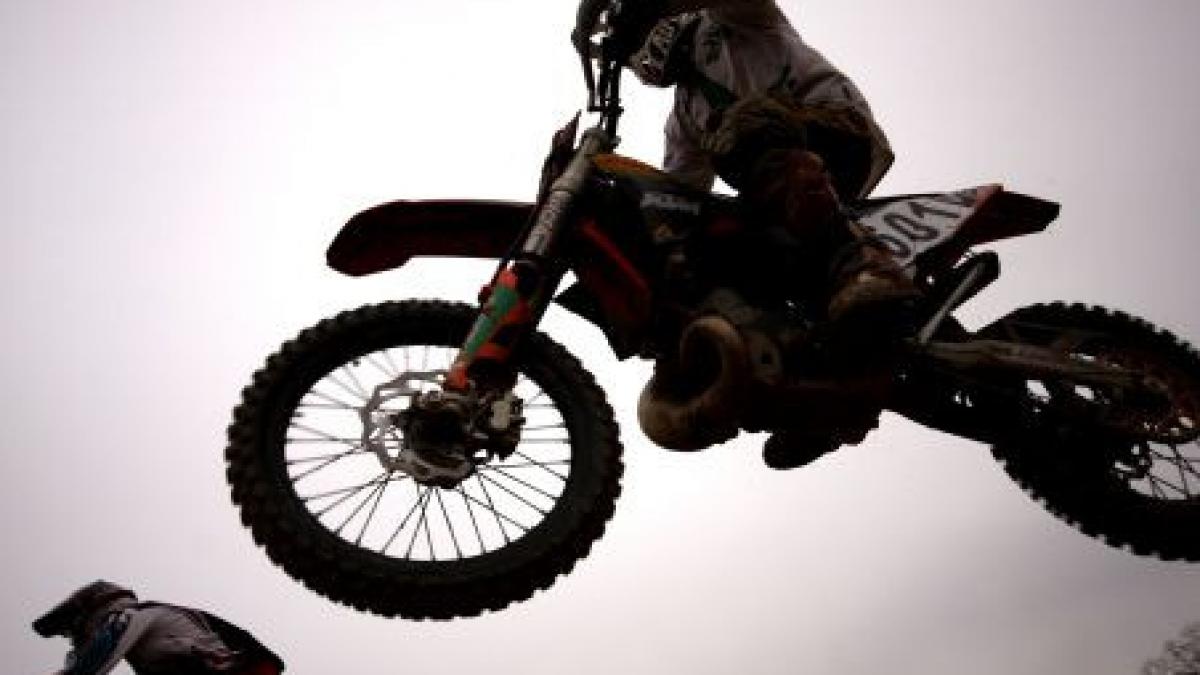 adrenalina si spectacol in cea de a treia etapa de motocros de la baicoi