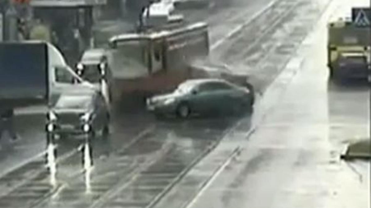 mai ceva ca n filme uite de accident a provocat un tramvai fara frane