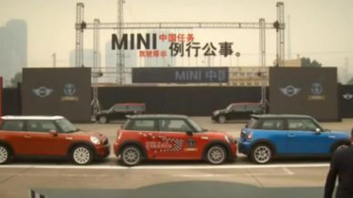 un chinez a realizat parcarea laterala perfecta