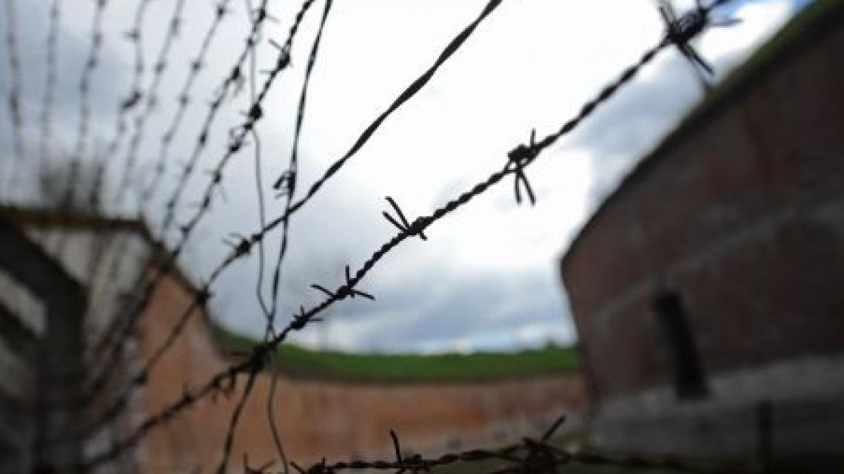 detinut mort dupa ce a fost lovit cu un scaun in cap de colegul de celula infractor periculos