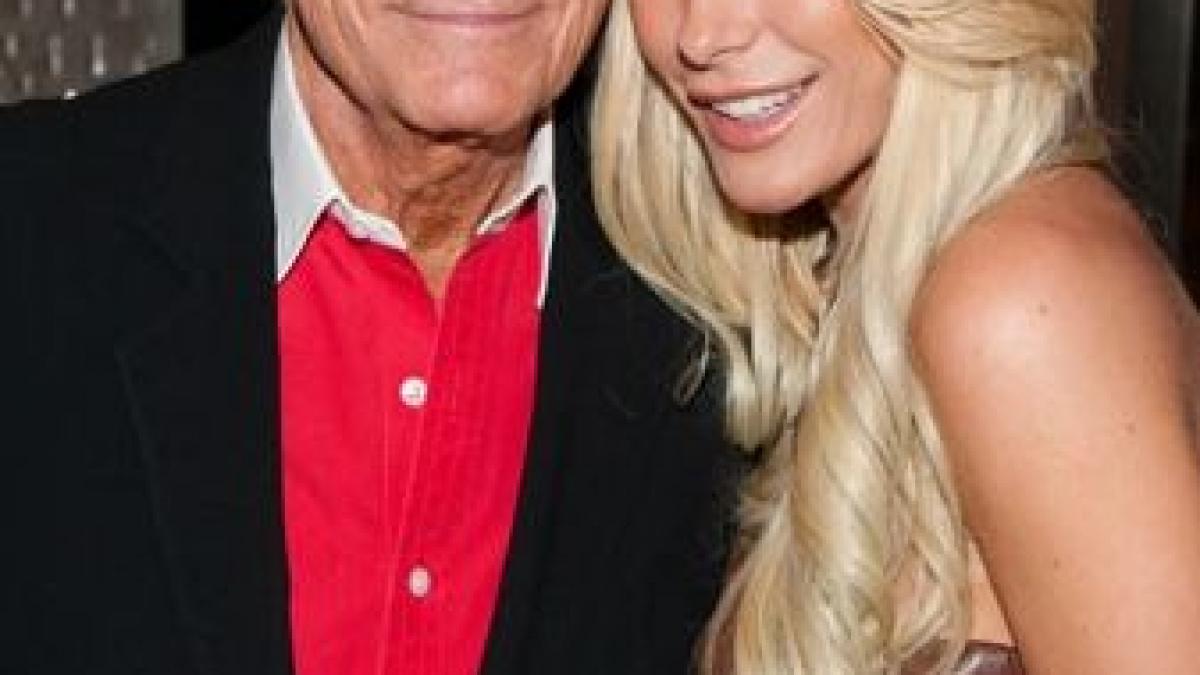 ea e blonda si are 25 de ani el batran si putred de bogat dragostea nu tine cont de cele sase