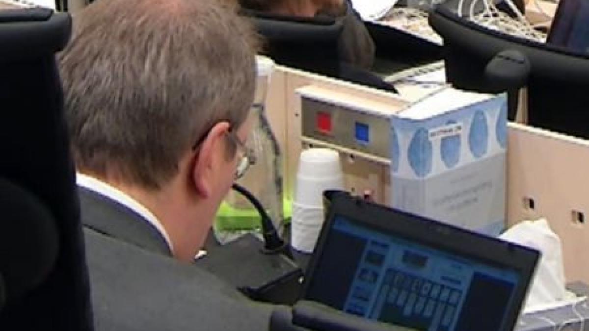Judecător în procesul lui Breivik, surprins jucând Solitaire în timpul procesului. Reacţia Tribunalului, uluitoare