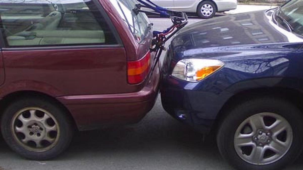 toata lumea a amutit cand a vazut cum si a parcat masina ce sofer din romania ar face una ca asta