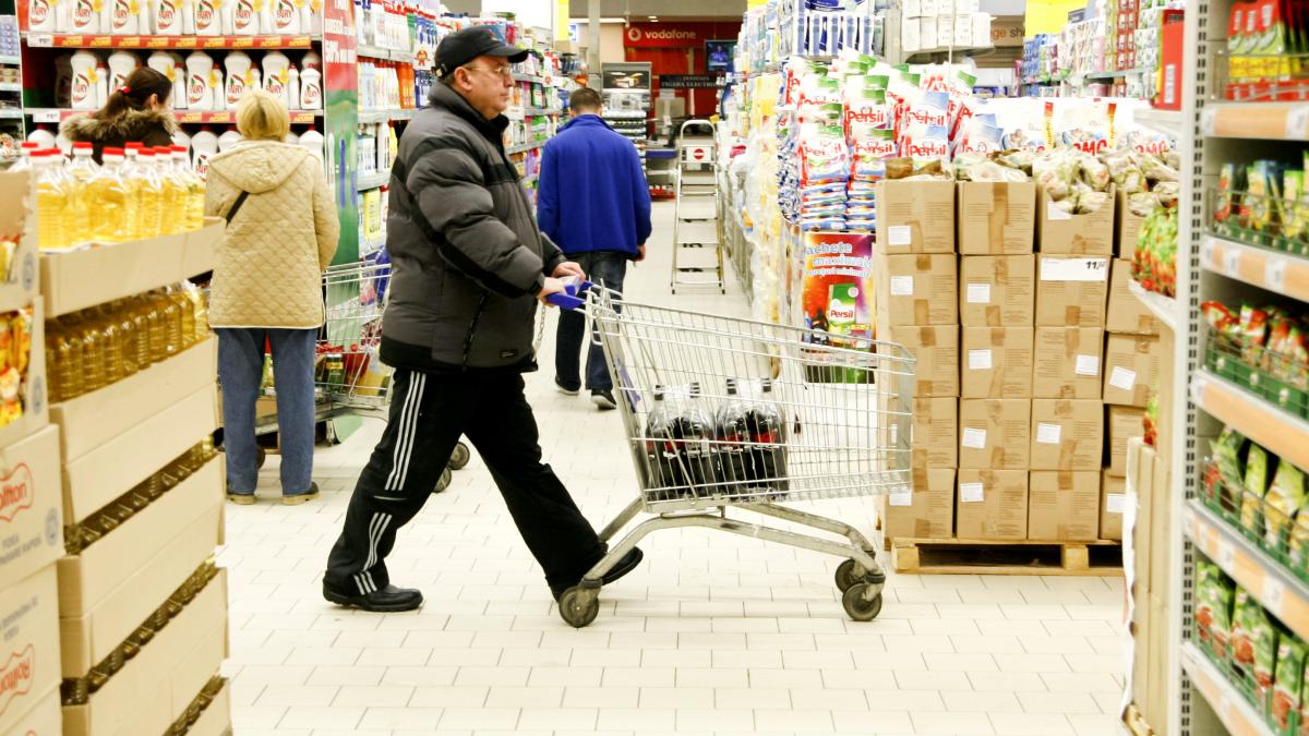 cetatenii tarilor ue preocupati de criza reduc consumul exceptii romanii si germanii