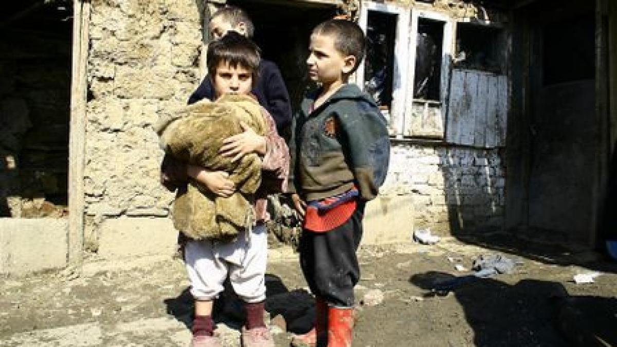 romania secolului xxi doi copii dorm in cotet cu animalele dupa ce ploaia le a distrus casa nimeni