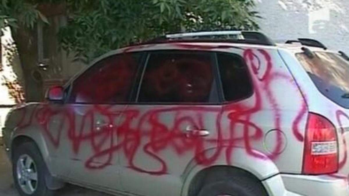 A văzut roşu în faţa ochilor, la propriu! O şoferiţă din Craiova şi-a găsit maşina vandalizată în parcare