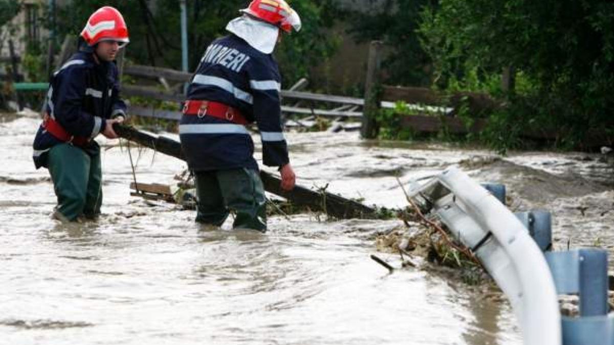 gurile de canalizare au devenit fantani arteziene sute de case au fost inundate iar strazile erau