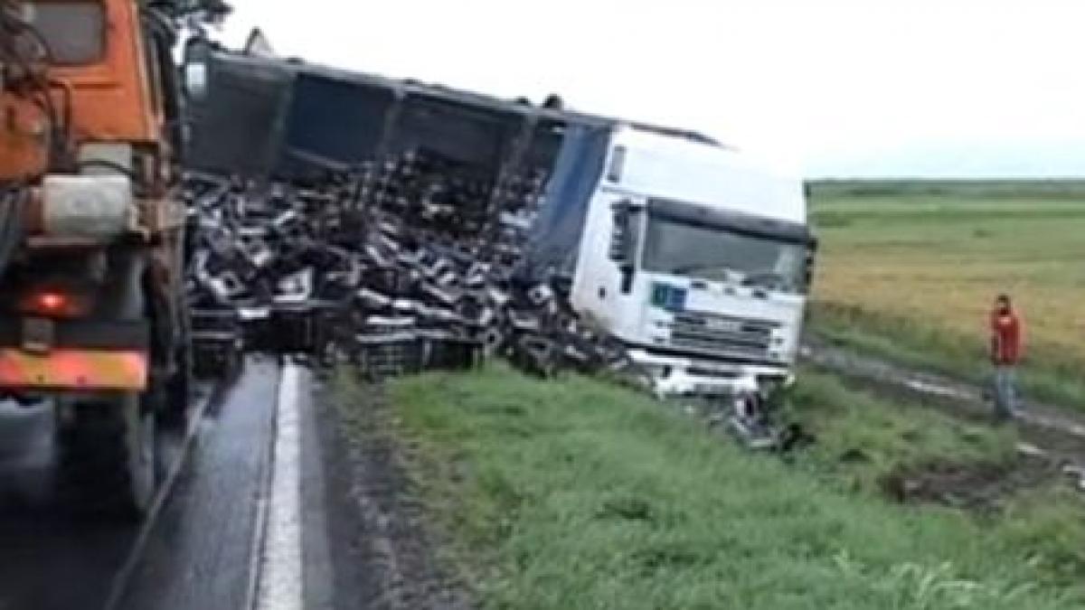 mii de sticle goale de bere rasturnate pe sosea tirul care le transporta a derapat