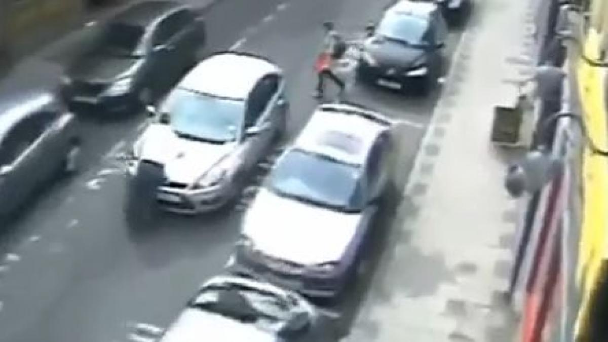 nebuni in trafic barbat purtat 300 de metri pe capota de o soferita nervoasa