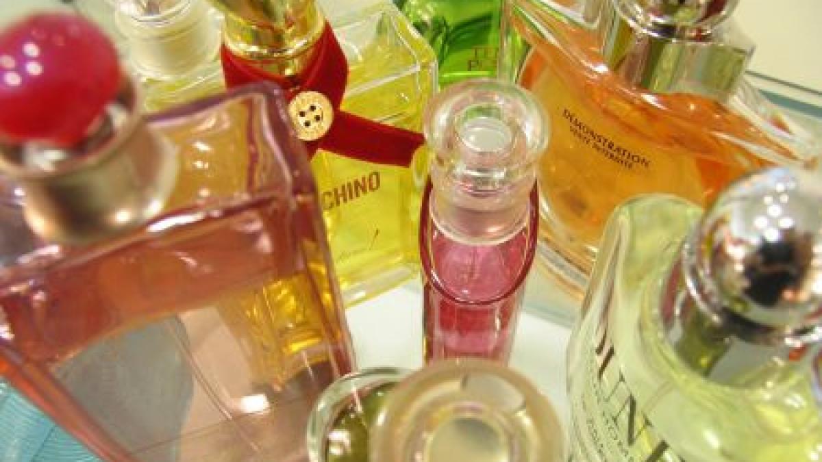 vrei un parfum de firma dar il cumperi de la comerciantii din targuri si piete vezi cum esti pacalit