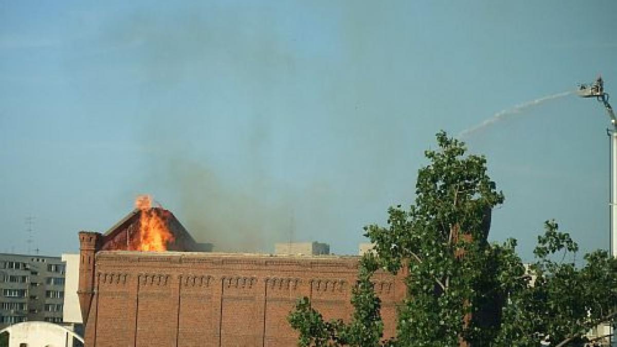 incendiul de la moara lui assan nu a fost inca stins pompierii lupta pentru salvarea monumentului