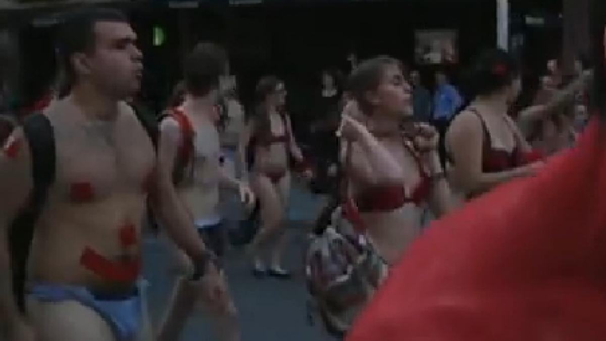 mii de tineri au protestat dezbracati pe strazile din montreal vezi aici nemultumirile lor