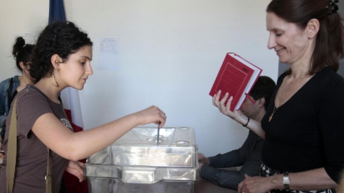 franta aproximativ 46 de milioane de francezi sunt asteptati la urne pentru primul tur al