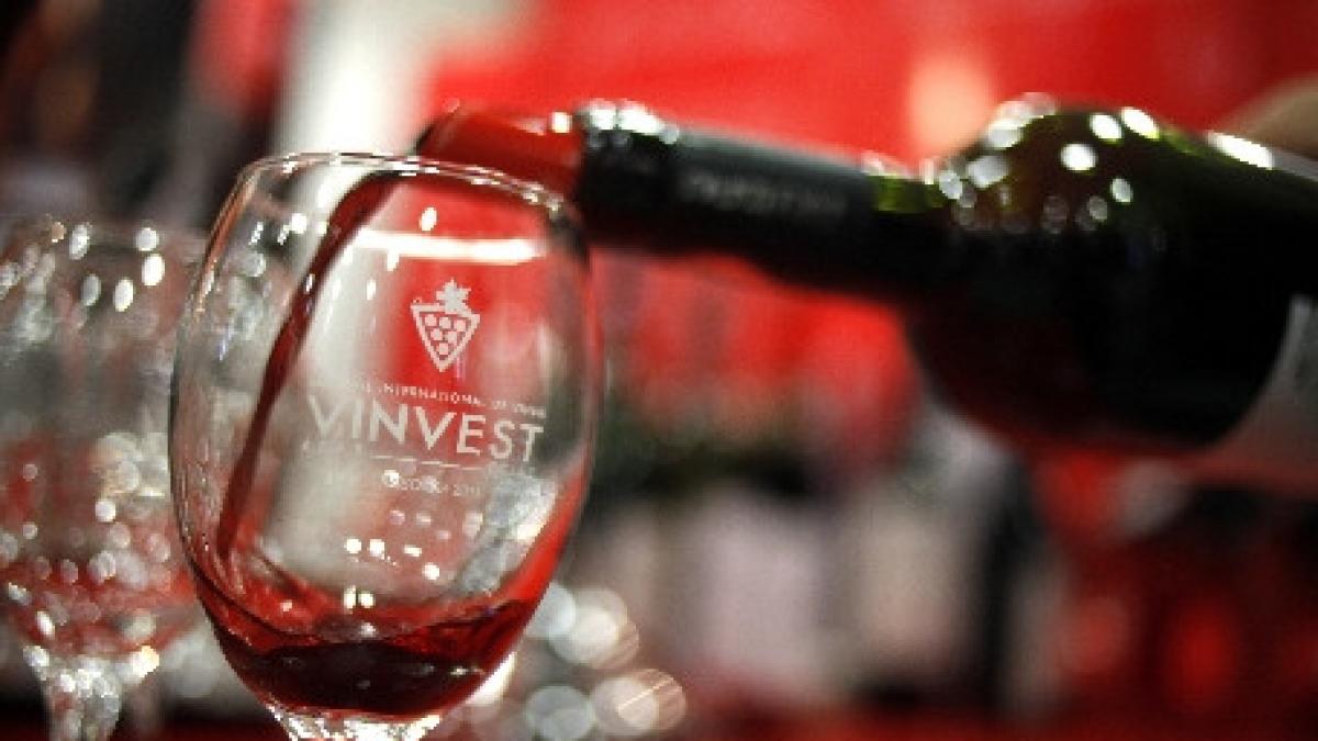 iasi un copil de 11 ani a ajuns la spital in stare de ebrietate dupa ce a baut vin cu tatal sau