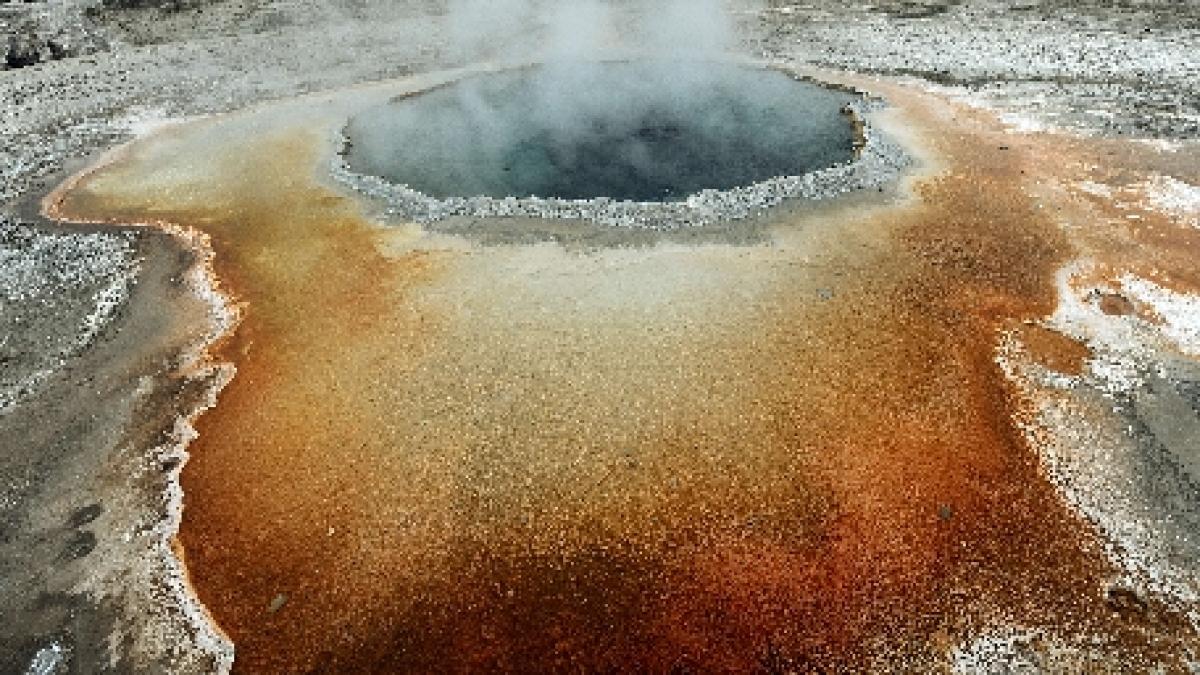o tanara de 18 ani a murit in prima ei zi de munca fata a cazut 120 de metri in gol