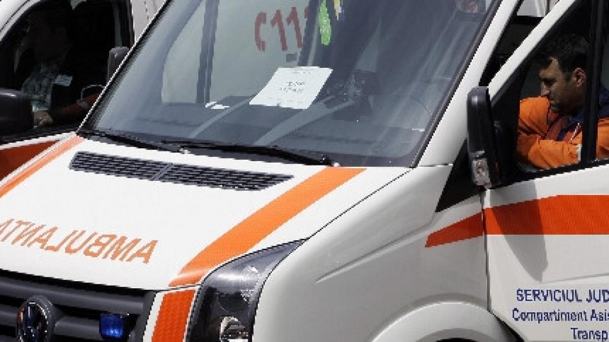 tavanul unei biserici s a prabusit in timpul unui botez trei oameni au fost raniti