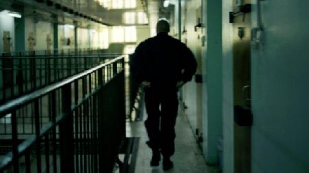 un agent sef de la penitenciarul braila a fost prins incercand sa introduca telefoane mobile in