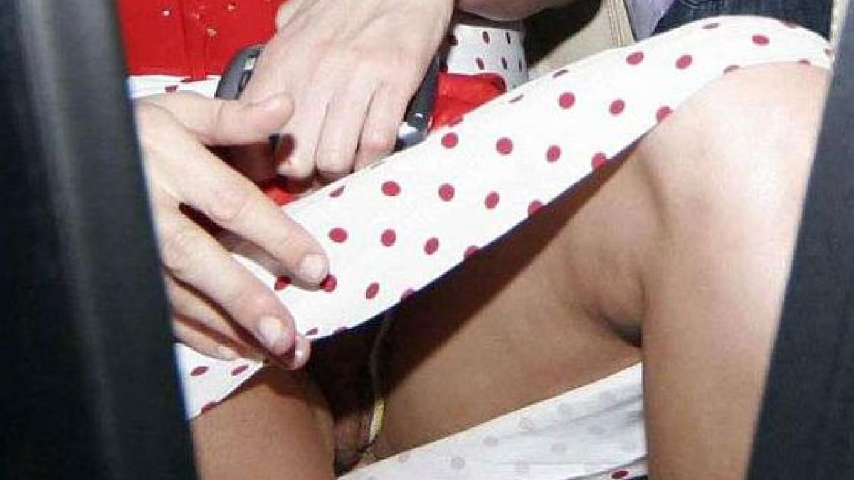 de sub rochita cu buline a scos capul o surpriza scandaloasa paparazzii au ramas masca dupa ce au