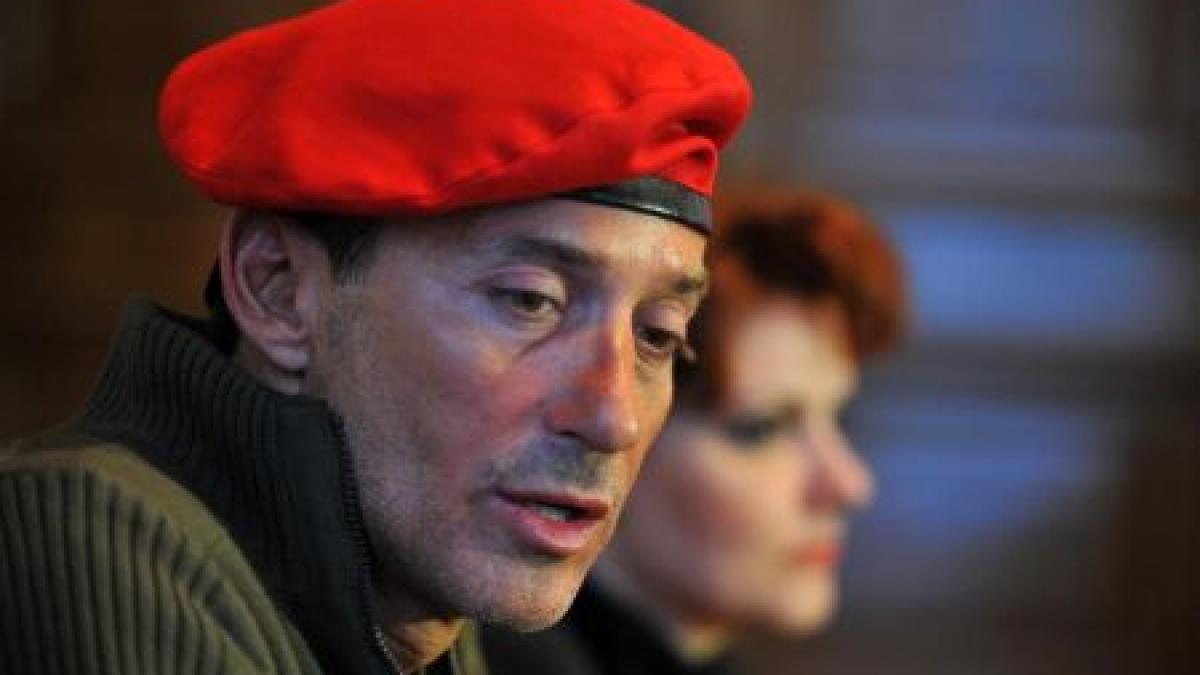 mazare s a prezentat la vot alaturi de cateva tinere si pensionare care purtau berete de culoare