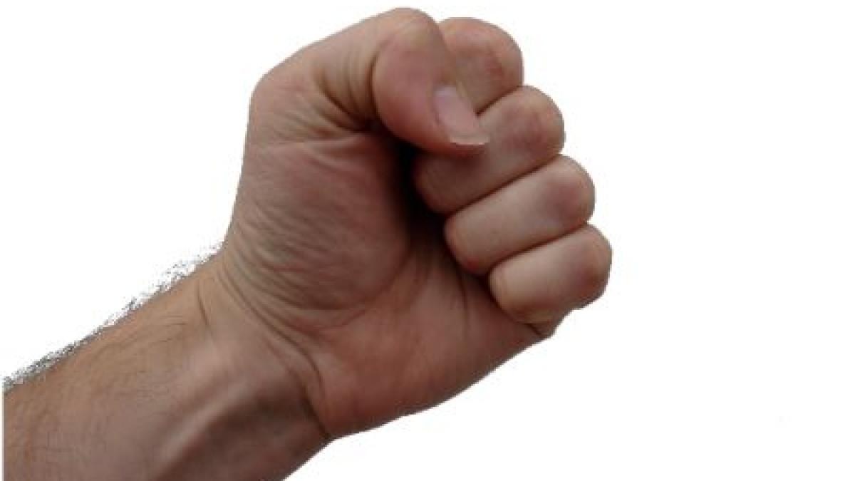 scandal intr o sectie de votare oamenii s au luat la bataie si au distrus mai multe urne