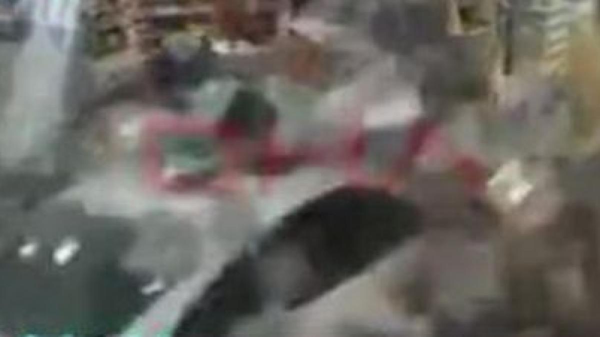 la shopping cu porsche ul o soferita a intrat cu masina intr un magazin