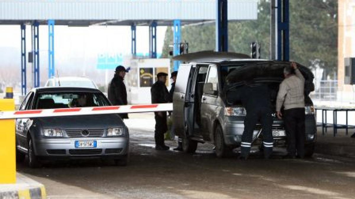 pocal din argint suflat cu aur cu valoare de partimoniu gasit de vamesii vasluieni in vama albita