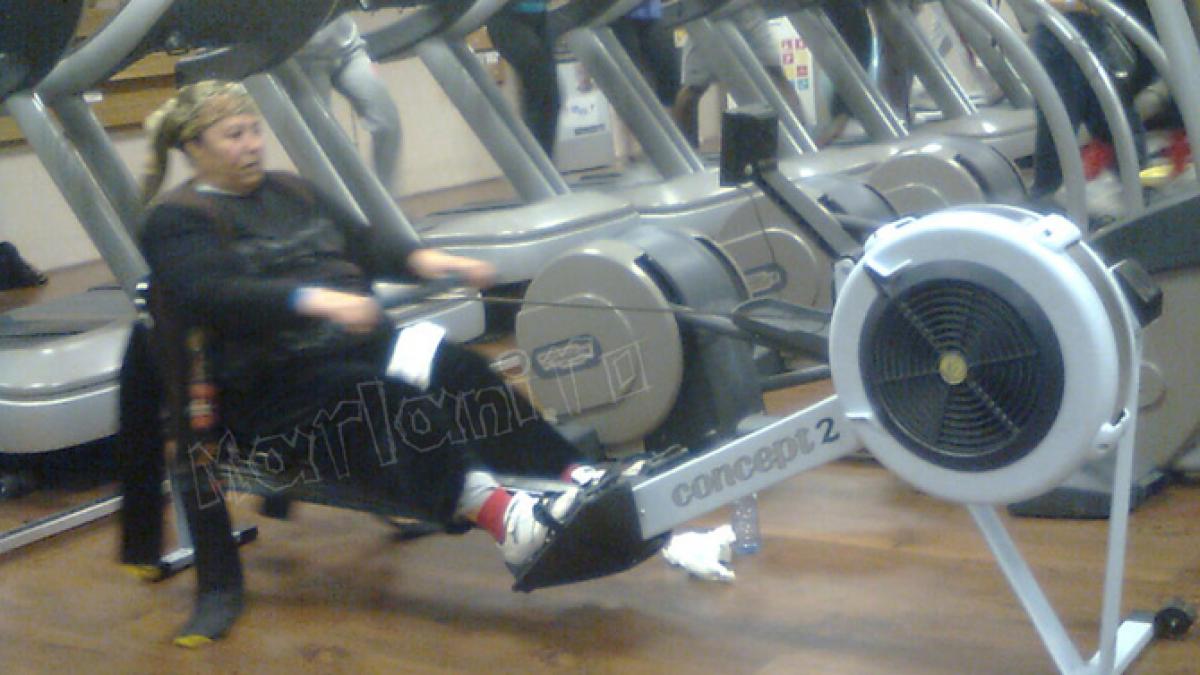 prezenta ei in sala de forta a intimidat toti barbatii care trageau de fiare imaginea care a