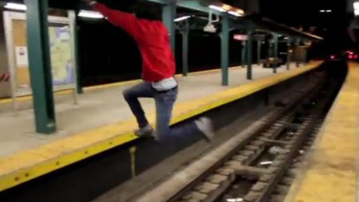 ce fac tinerii acestia nu e deloc inteligent isi pun viata in pericol din lipsa de ocupatie