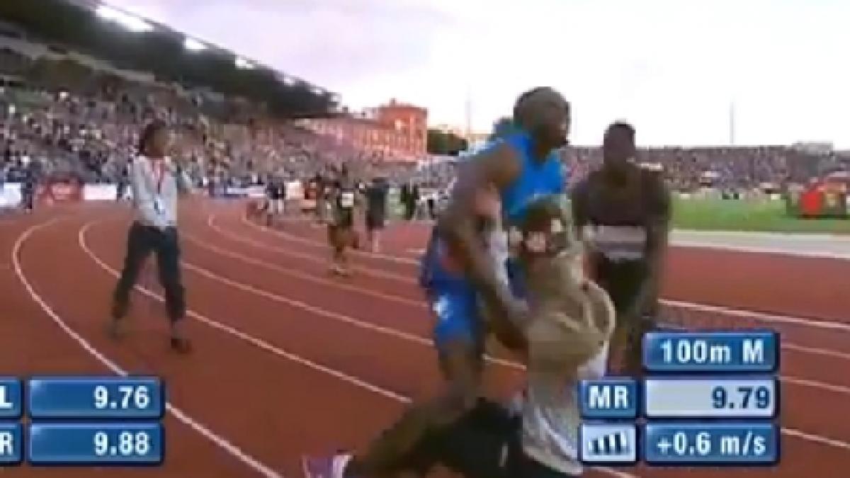 ce ii face usain bolt fetei cu flori la sfarsitul unei curse blestemul celui mai rapid om de pe