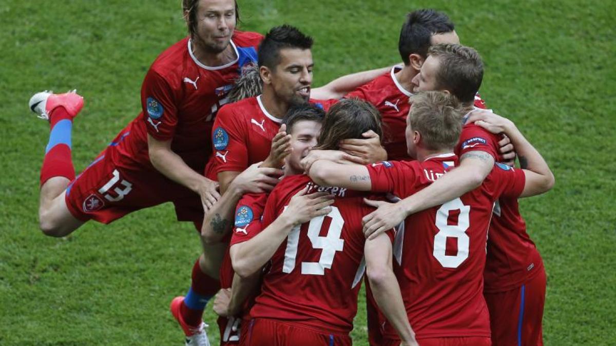 euro 2012 cehia invinge grecia cu 2 1 si pastreaza sanse la calificarea in sferturile de finala